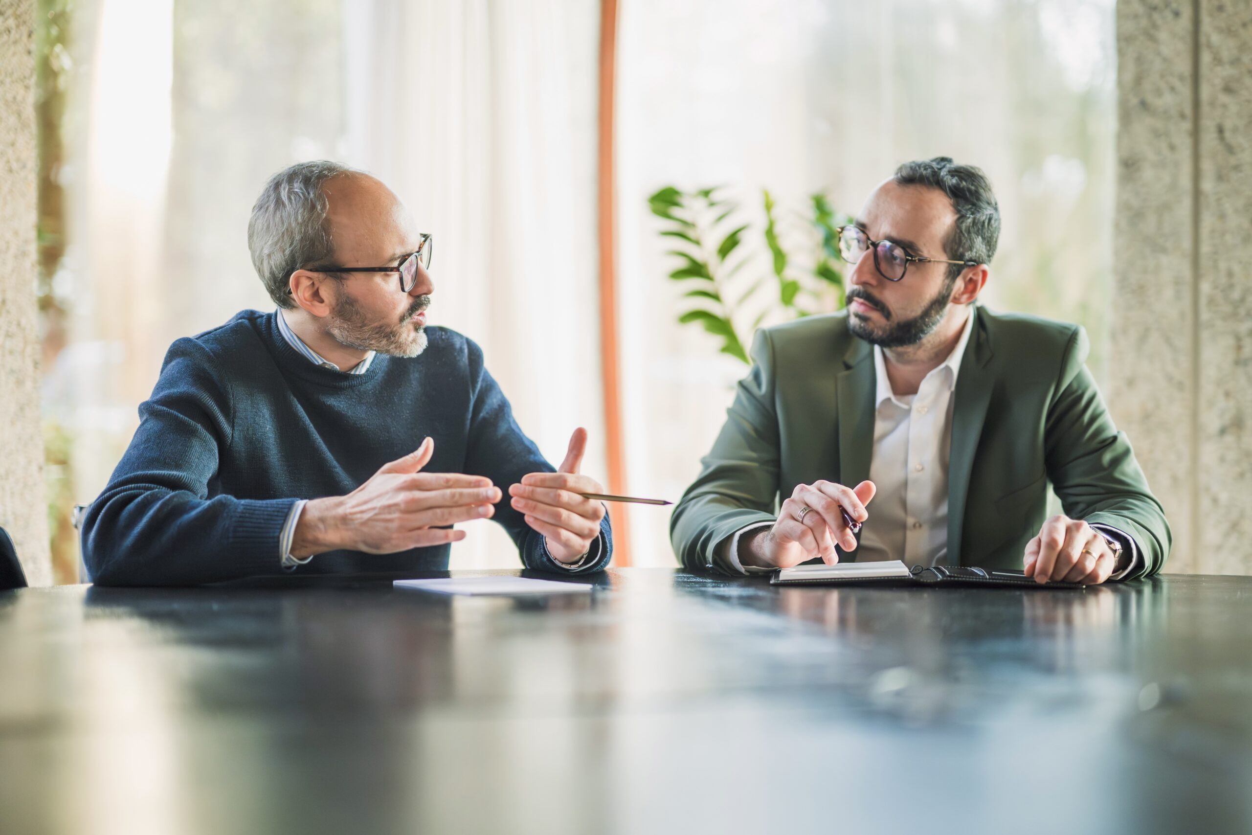 Deux collègues d'AYA en discussion à table